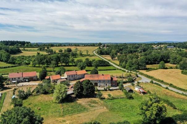 Roue D'Escampette Gite D'Etape Et De Sejour Champagnat  Exterior photo